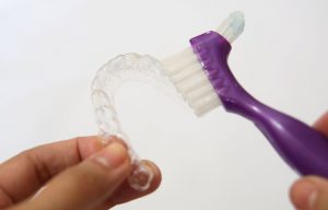 Limpieza-Invisalign-Zaragoza-Alineador-Cepillo-Ortodoncia-Invisible